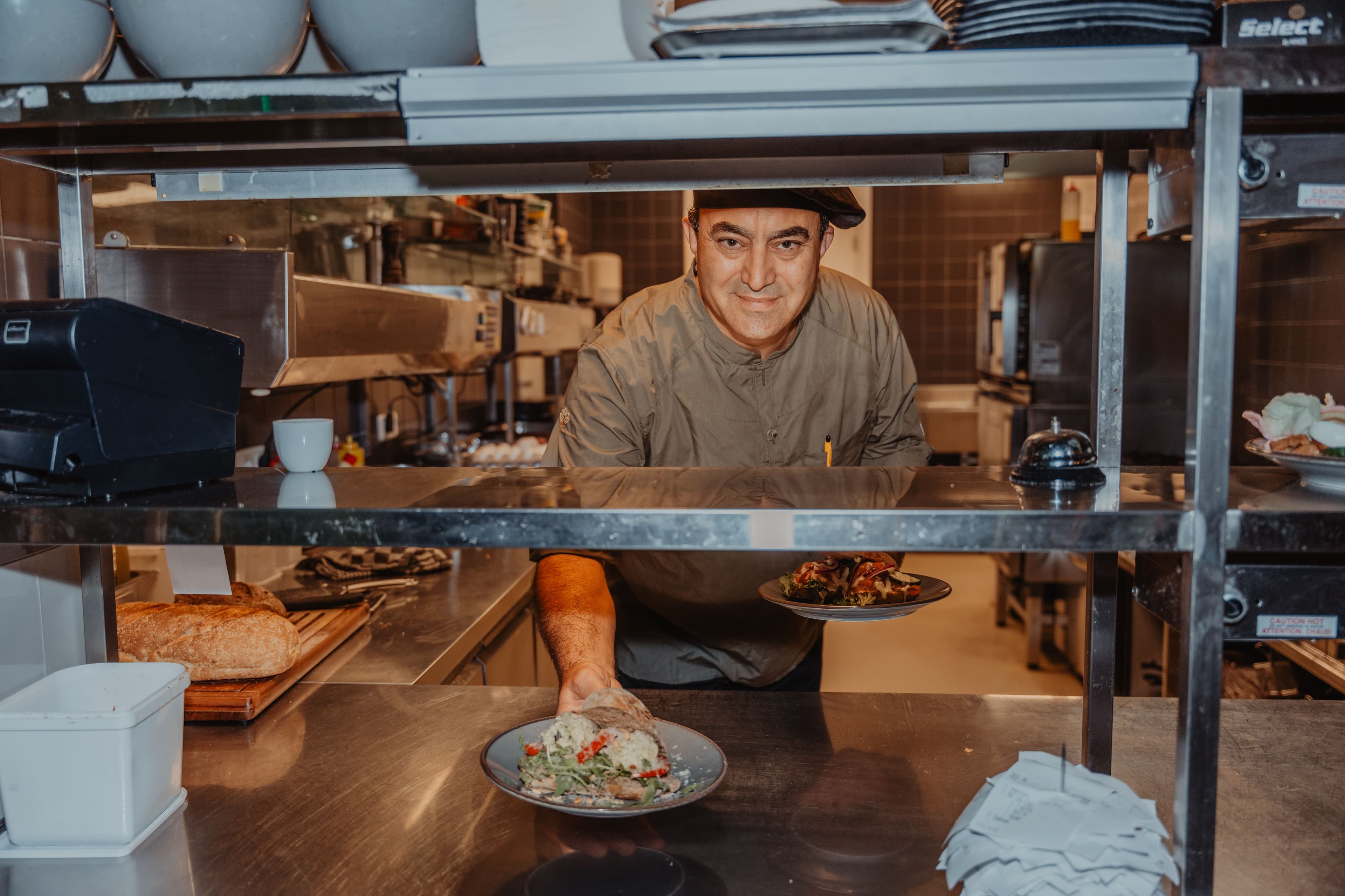 Chef-kok bereidt een gerecht in de open keuken van Thermen Binnenmaas