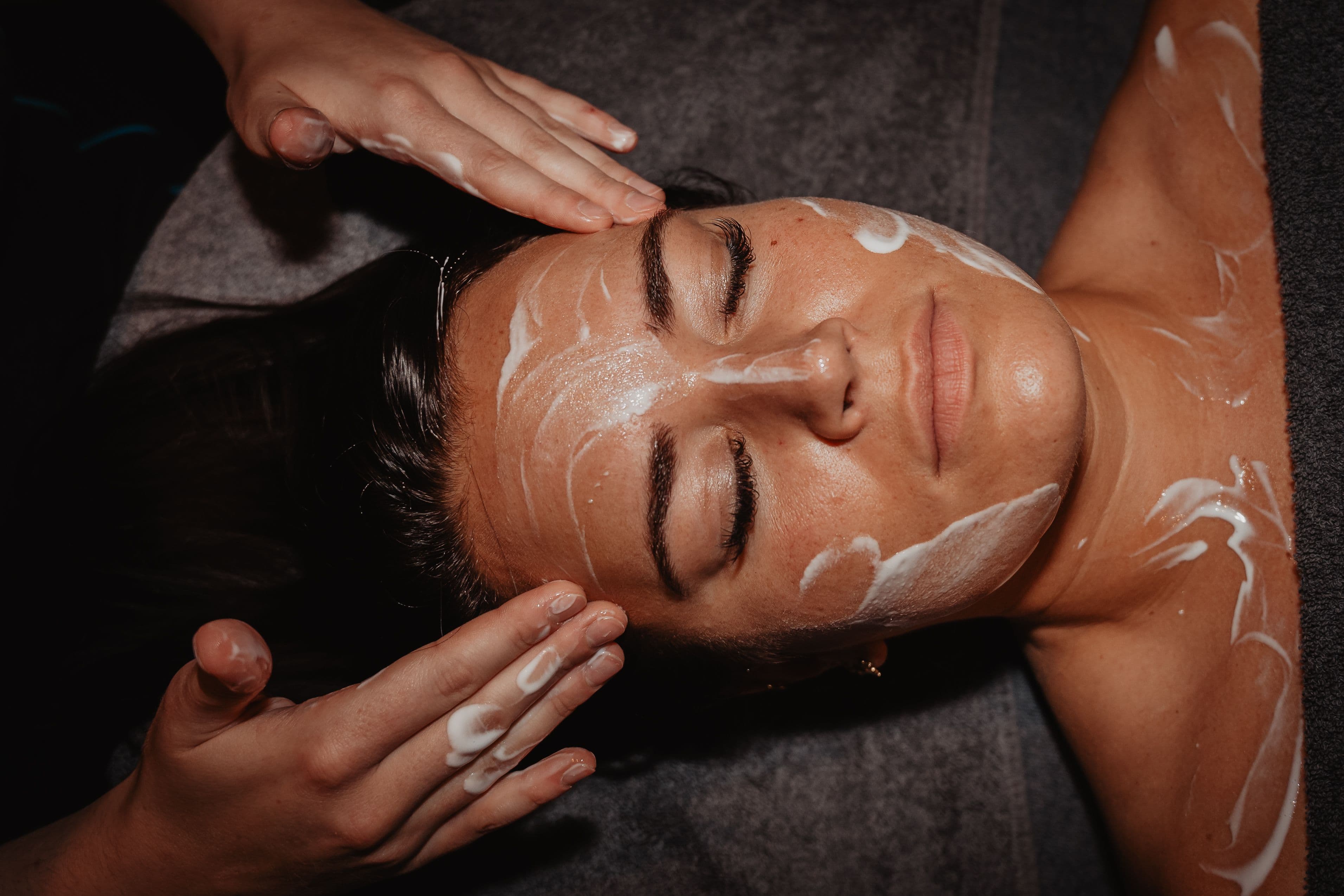 Gezichtsbehandeling met verzorgende producten voor een stralende huid