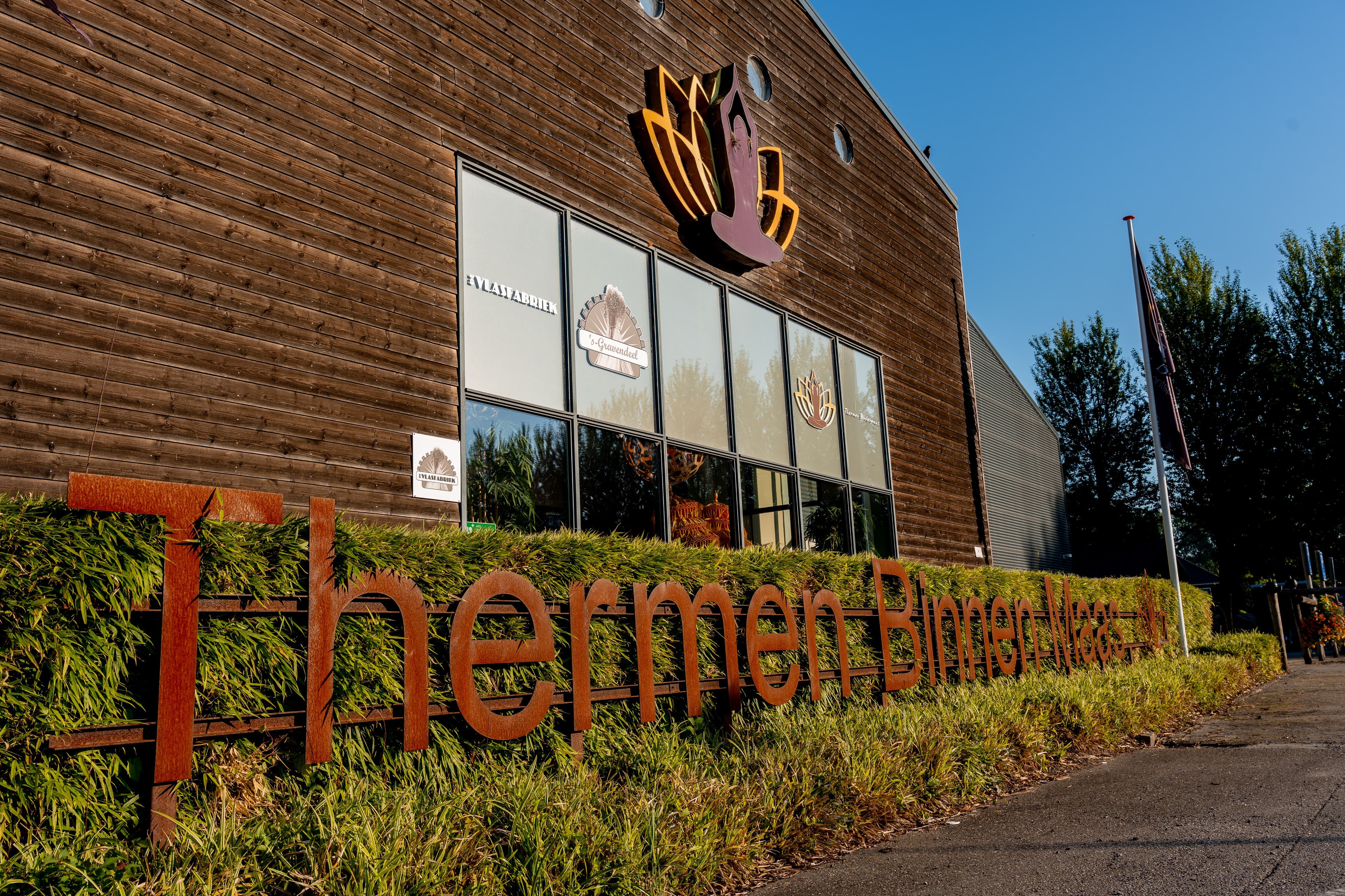 Vooraanzicht van Thermen Binnenmaas met het logo duidelijk zichtbaar op de gevel