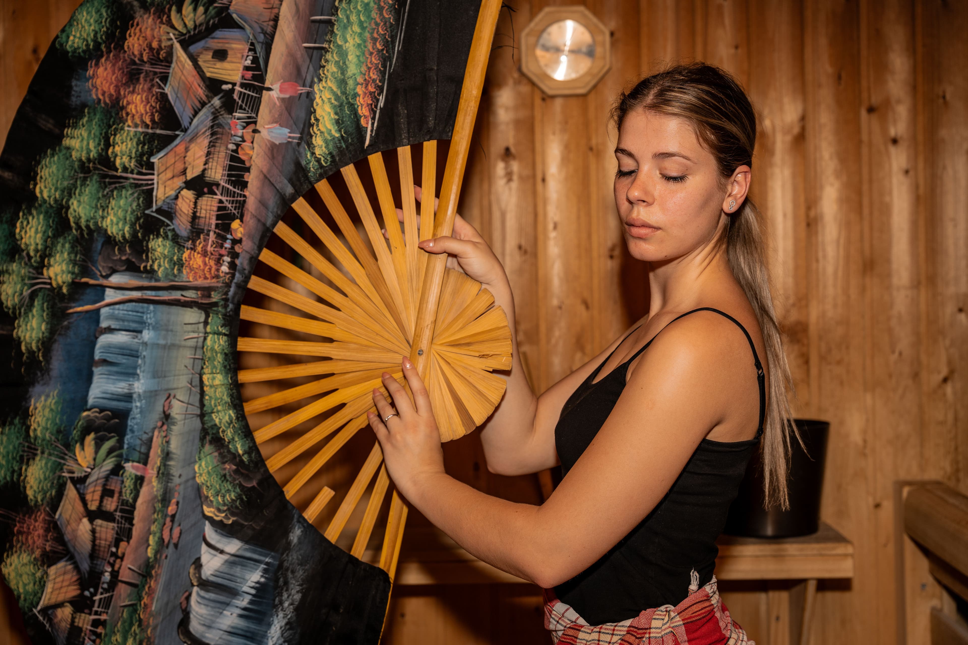 Saunameester met traditionele waaier voert een opgietritueel uit in Thermen Binnenmaas