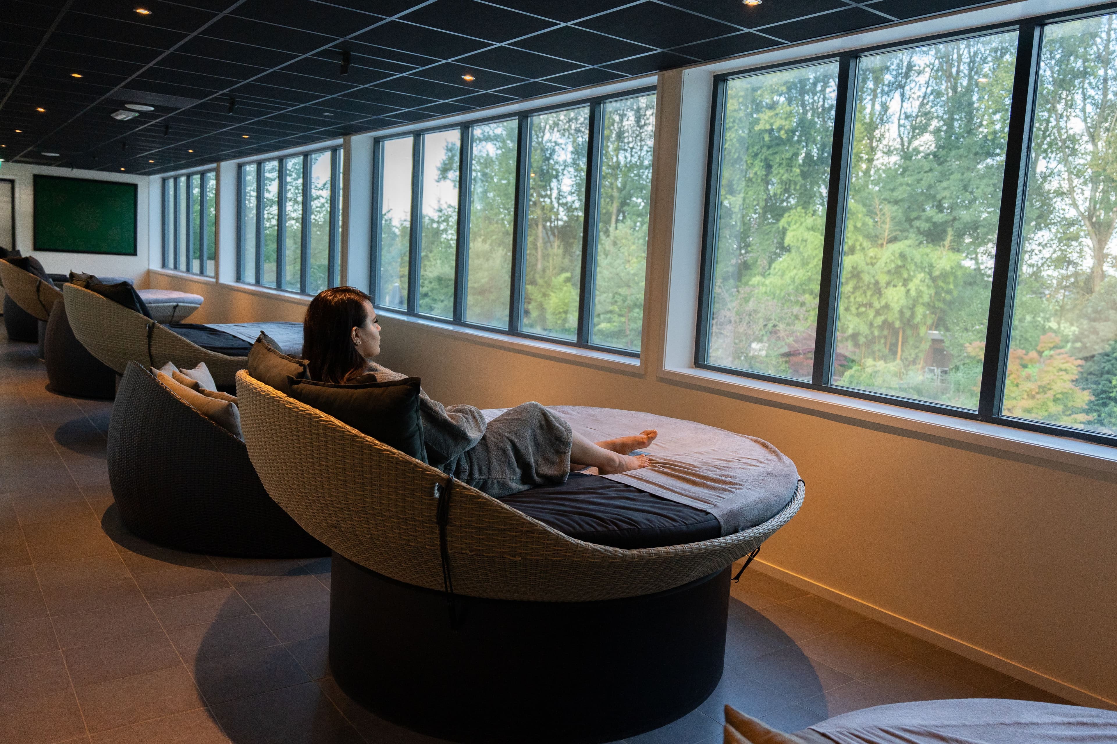 Ontspanningsruimte met panoramisch uitzicht en luxe ligstoelen