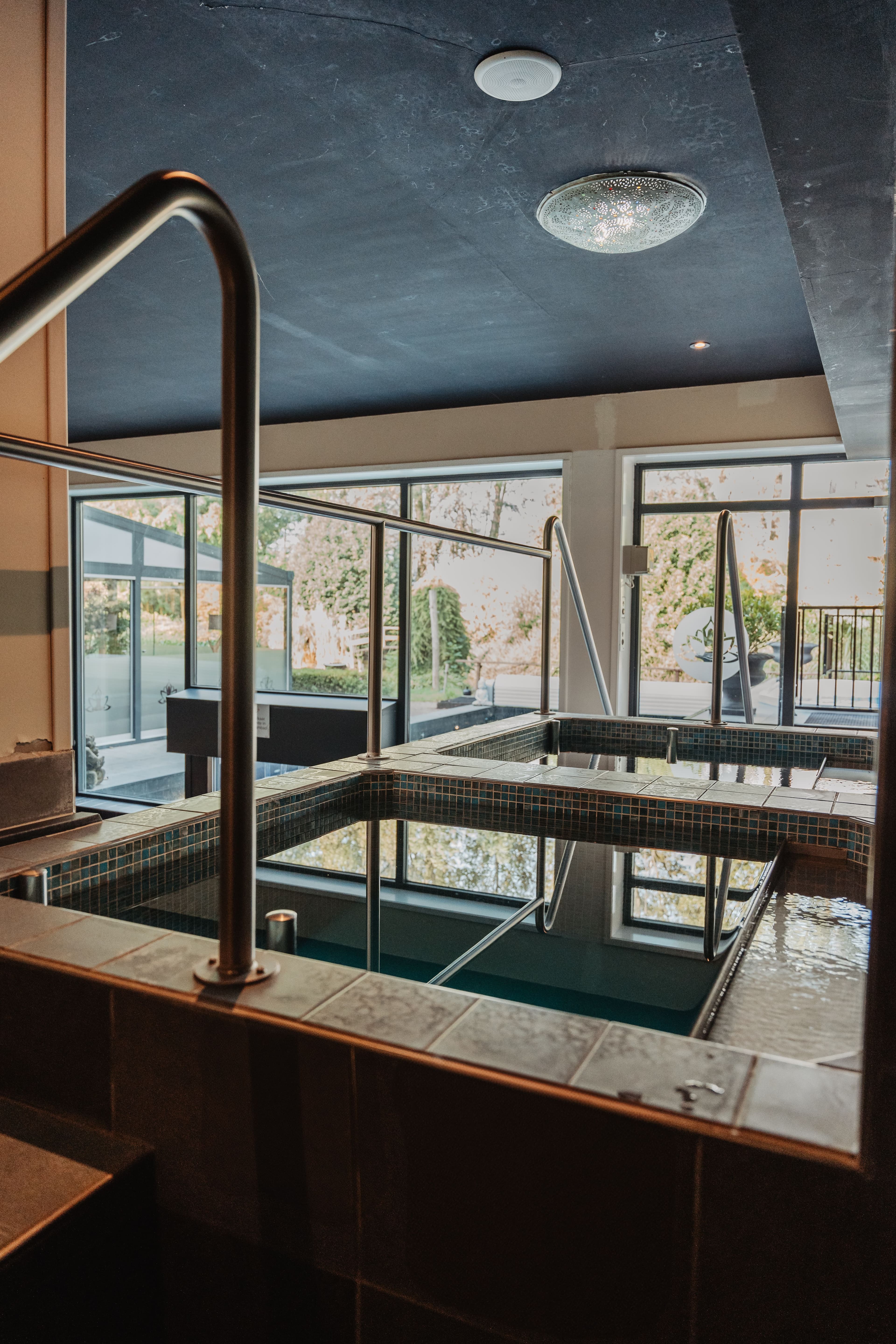 Binnenzwembad met glazen wanden voor een moderne en serene sfeer